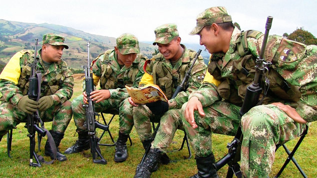 Soldaten van het Colombiaanse Leger lezen uit Het Verhaal over Mensenrechten.